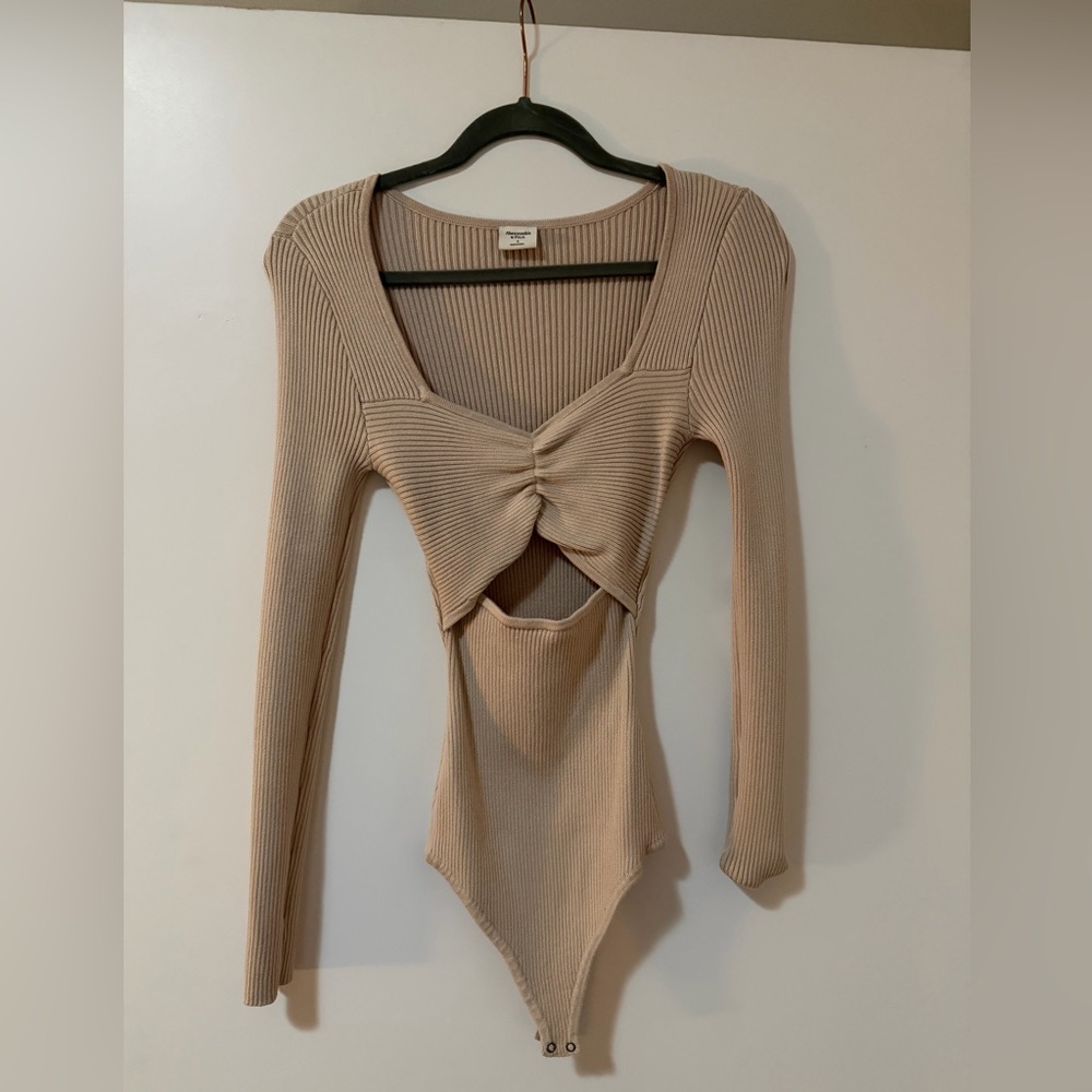 Abercrombie & Fitch Ribbed Twist Cutout Long-Sleeve Bodysuit in Taupe